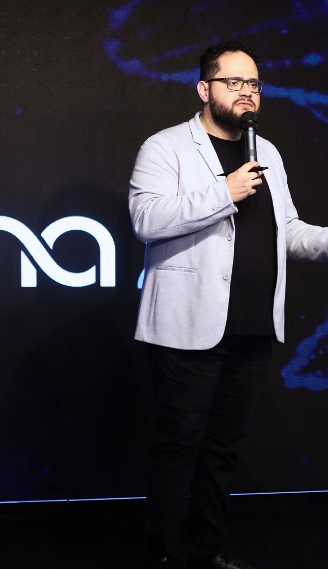 Fernando no palco, tela de LED ao fundo