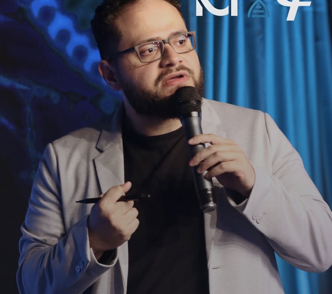 Fernando com microfone no palco